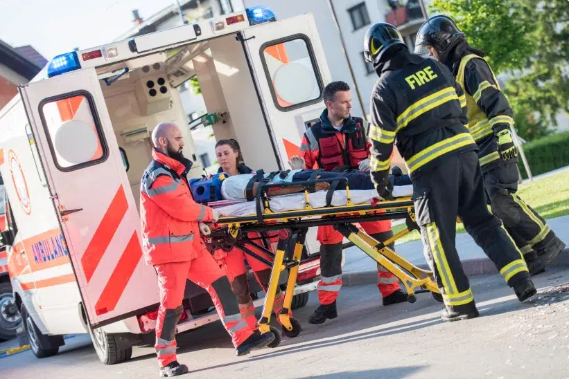 À Paris, une femme meurt en chutant du 4e étage en voulant aider sa voisine à entrer chez elle après un oubli de clés. Un drame qui rappelle l'importance d'appeler un serrurier professionnel.
